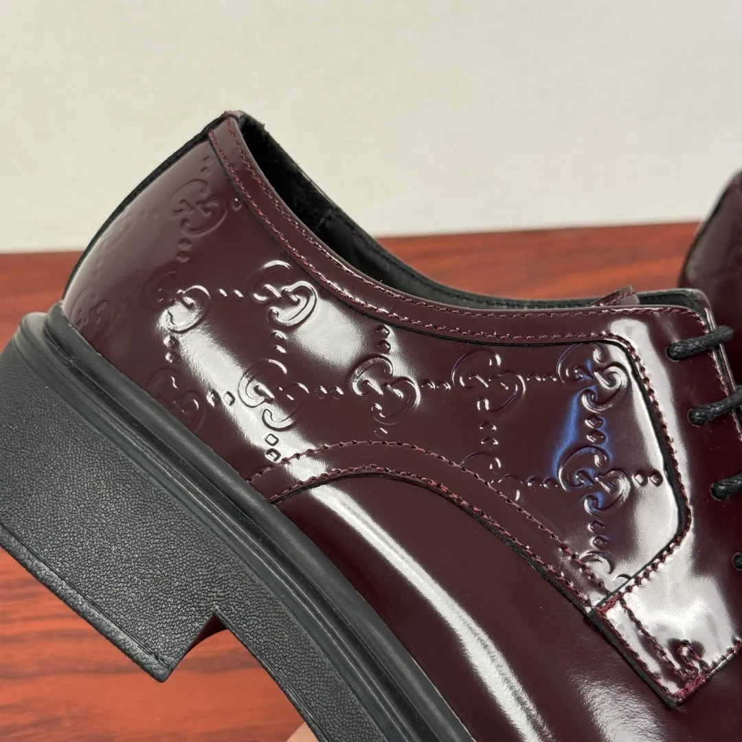 Batch 780 Gucci/Gucci new men's lace-up shoes with GG details, glossy cow leather derby shoes! Rooted in the brand's heritage, these men's lace-up shoes are crafted from premium open-edge beaded calf leather and feature GG-print embossed suede details in homage to Gucci's iconic monogram. The rubber sole decorated with GG pattern adds a touch of modern fashion to this design. Typical three-joint style design. European and American classic version, full calfskin lining. The overall upper texture is soft and the lining is comfortable and breathable. 2CM thickened soft rubber sole, easy to control. Versatile and stylish upper foot, multiple colors available to meet different matching needs, complete package! Size: 39-40-41-42-43-44 leather shoe size (38.45.46 can be customized) Item number: 7826Z open edge beads burgundy